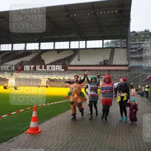 07.12.2025 - St. Pauli X-Mass-Run No. 15 Fabian Wolf http://msf.ph/oto/9395409 07.12.2025 10:29:51 Ziel 10, 423, 426, 1090, 1091, 1198, 1201, 1204, 1209, 1669, 2878, 3494, 3497, 3516, 3517, 4472, 4476, 4533, 4534, 4546 meine-sportfotos.de