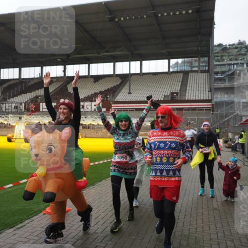07.12.2025 - St. Pauli X-Mass-Run No. 15 Fabian Wolf http://msf.ph/oto/9395416 07.12.2025 10:29:52 Ziel 10, 423, 426, 1090, 1091, 1201, 1669, 2878, 3494, 3497, 3516, 3517, 4472, 4476, 4533, 4534, 4546 meine-sportfotos.de