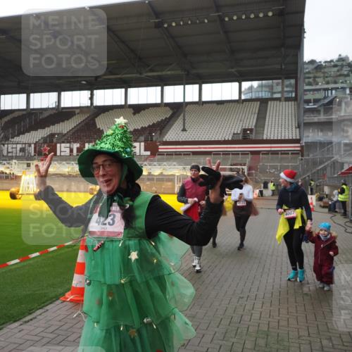 07.12.2025 - St. Pauli X-Mass-Run No. 15 Fabian Wolf http://msf.ph/oto/9395426 07.12.2025 10:29:54 Ziel 10, 423, 426, 1090, 1091, 1669, 2878, 3494, 3497, 3516, 3517, 4472, 4476, 4533, 4534, 4546 meine-sportfotos.de