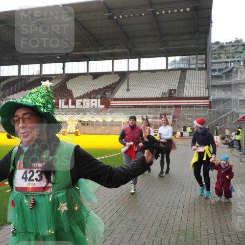 07.12.2025 - St. Pauli X-Mass-Run No. 15 Fabian Wolf http://msf.ph/oto/9395427 07.12.2025 10:29:55 Ziel 10, 423, 426, 1090, 1091, 1669, 2878, 3494, 3497, 3516, 3517, 4472, 4476, 4533, 4534, 4546 meine-sportfotos.de