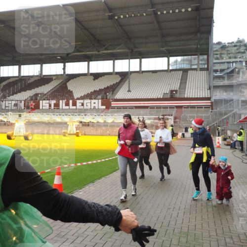 07.12.2025 - St. Pauli X-Mass-Run No. 15 Fabian Wolf http://msf.ph/oto/9395428 07.12.2025 10:29:55 Ziel 10, 423, 426, 1090, 1091, 1669, 2878, 3494, 3497, 3516, 3517, 4472, 4476, 4533, 4534, 4546 meine-sportfotos.de