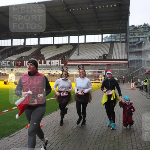07.12.2025 - St. Pauli X-Mass-Run No. 15 Fabian Wolf http://msf.ph/oto/9395432 07.12.2025 10:29:56 Ziel 10, 423, 426, 1090, 1091, 1669, 2878, 3494, 3497, 3516, 3517, 4533, 4534, 4546 meine-sportfotos.de