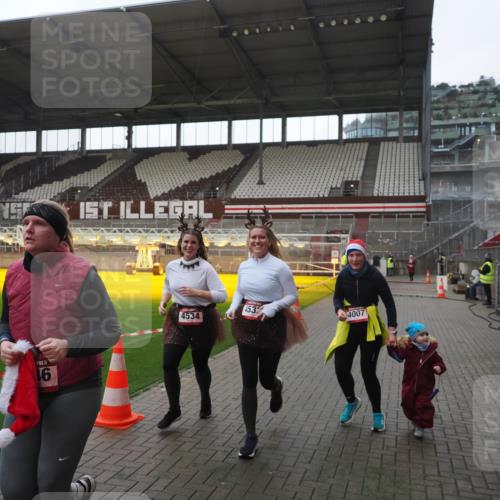 07.12.2025 - St. Pauli X-Mass-Run No. 15 Fabian Wolf http://msf.ph/oto/9395433 07.12.2025 10:29:56 Ziel 10, 423, 426, 1090, 1091, 1669, 2878, 3494, 3497, 3516, 3517, 4533, 4534, 4546 meine-sportfotos.de