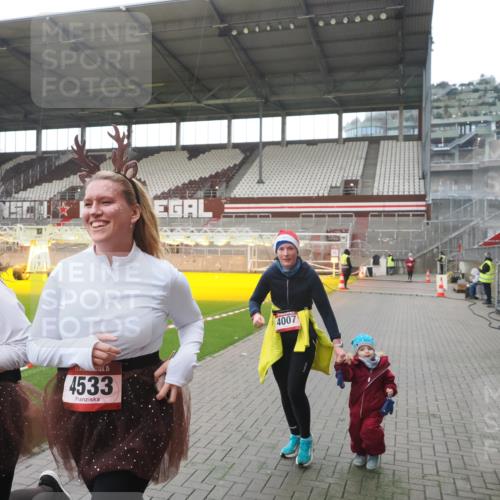 07.12.2025 - St. Pauli X-Mass-Run No. 15 Fabian Wolf http://msf.ph/oto/9395438 07.12.2025 10:29:57 Ziel 10, 423, 426, 1090, 1091, 1669, 3494, 3497, 3516, 3517, 4533, 4534, 4546 meine-sportfotos.de