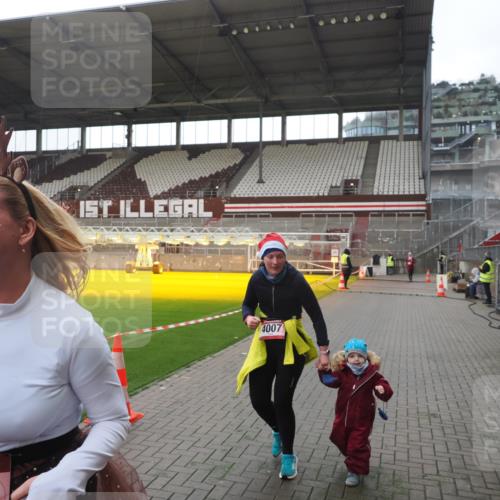 07.12.2025 - St. Pauli X-Mass-Run No. 15 Fabian Wolf http://msf.ph/oto/9395439 07.12.2025 10:29:57 Ziel 10, 423, 426, 1090, 1091, 1669, 3494, 3497, 3516, 3517, 4533, 4534, 4546 meine-sportfotos.de