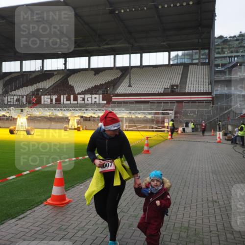 07.12.2025 - St. Pauli X-Mass-Run No. 15 Fabian Wolf http://msf.ph/oto/9395442 07.12.2025 10:29:58 Ziel 10, 423, 426, 1090, 1091, 1669, 3494, 3497, 3517, 4533, 4534, 4546 meine-sportfotos.de