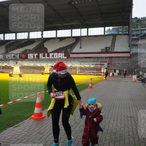 07.12.2025 - St. Pauli X-Mass-Run No. 15 Fabian Wolf http://msf.ph/oto/9395443 07.12.2025 10:29:58 Ziel 10, 423, 426, 1090, 1091, 1669, 3494, 3497, 3517, 4533, 4534, 4546 meine-sportfotos.de