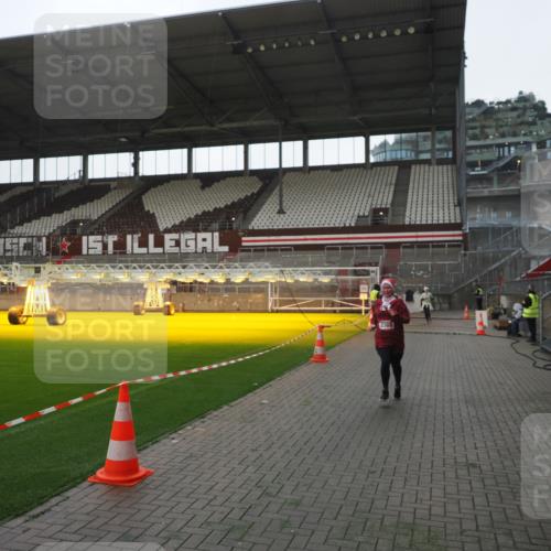 07.12.2025 - St. Pauli X-Mass-Run No. 15 Fabian Wolf http://msf.ph/oto/9395450 07.12.2025 10:30:05 Ziel 2369, 4533, 4534, 4546 meine-sportfotos.de