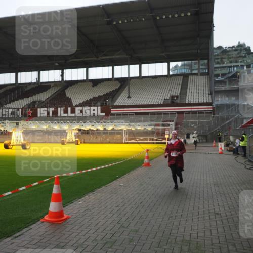 07.12.2025 - St. Pauli X-Mass-Run No. 15 Fabian Wolf http://msf.ph/oto/9395451 07.12.2025 10:30:06 Ziel 1696, 2369, 4533, 4534, 4546 meine-sportfotos.de