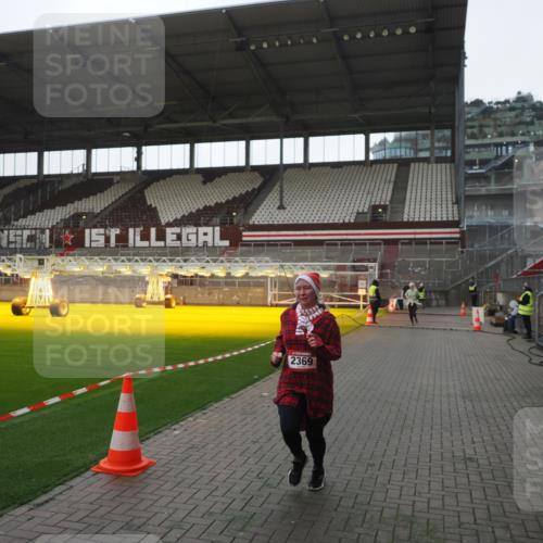 07.12.2025 - St. Pauli X-Mass-Run No. 15 Fabian Wolf http://msf.ph/oto/9395452 07.12.2025 10:30:07 Ziel 1696, 2369, 4533, 4534 meine-sportfotos.de
