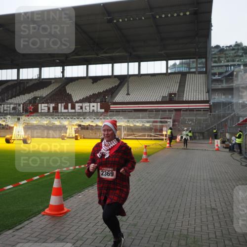 07.12.2025 - St. Pauli X-Mass-Run No. 15 Fabian Wolf http://msf.ph/oto/9395454 07.12.2025 10:30:07 Ziel 1696, 2369, 4533, 4534 meine-sportfotos.de