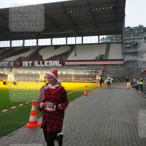 07.12.2025 - St. Pauli X-Mass-Run No. 15 Fabian Wolf http://msf.ph/oto/9395455 07.12.2025 10:30:07 Ziel 1696, 2369, 4533, 4534 meine-sportfotos.de