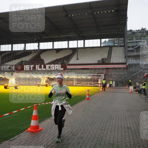 07.12.2025 - St. Pauli X-Mass-Run No. 15 Fabian Wolf http://msf.ph/oto/9395461 07.12.2025 10:30:14 Ziel 1696, 2369 meine-sportfotos.de