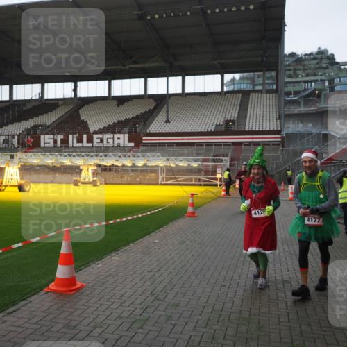 07.12.2025 - St. Pauli X-Mass-Run No. 15 Fabian Wolf http://msf.ph/oto/9395463 07.12.2025 10:30:22 Ziel 1696, 2910 meine-sportfotos.de
