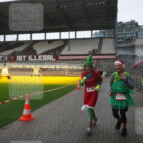 07.12.2025 - St. Pauli X-Mass-Run No. 15 Fabian Wolf http://msf.ph/oto/9395466 07.12.2025 10:30:23 Ziel 1696, 2910 meine-sportfotos.de