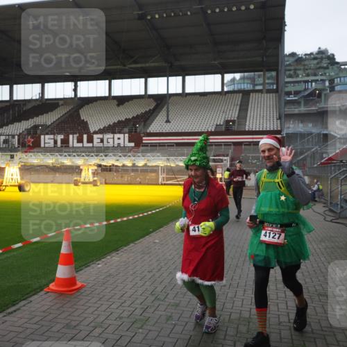 07.12.2025 - St. Pauli X-Mass-Run No. 15 Fabian Wolf http://msf.ph/oto/9395467 07.12.2025 10:30:23 Ziel 1696, 2910 meine-sportfotos.de