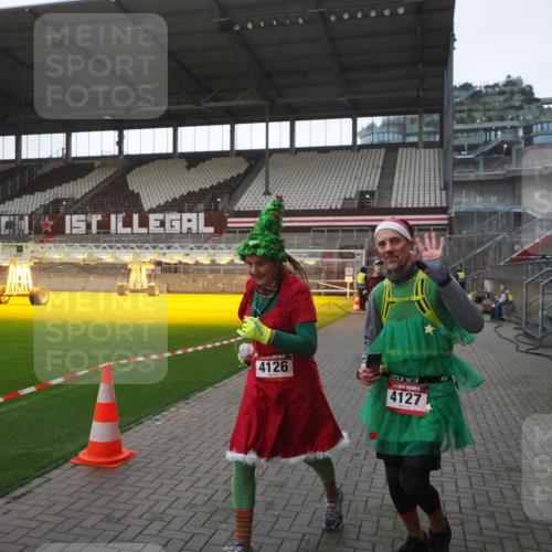 07.12.2025 - St. Pauli X-Mass-Run No. 15 Fabian Wolf http://msf.ph/oto/9395468 07.12.2025 10:30:23 Ziel 1696, 2910 meine-sportfotos.de