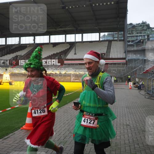 07.12.2025 - St. Pauli X-Mass-Run No. 15 Fabian Wolf http://msf.ph/oto/9395470 07.12.2025 10:30:23 Ziel 1696, 2910 meine-sportfotos.de