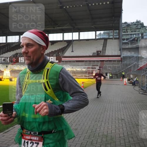 07.12.2025 - St. Pauli X-Mass-Run No. 15 Fabian Wolf http://msf.ph/oto/9395472 07.12.2025 10:30:24 Ziel 1696, 2910 meine-sportfotos.de