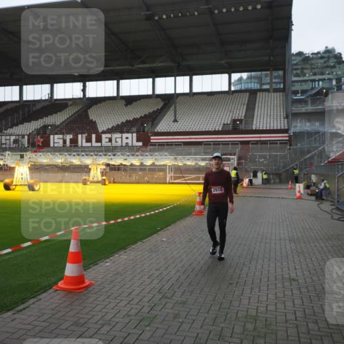 07.12.2025 - St. Pauli X-Mass-Run No. 15 Fabian Wolf http://msf.ph/oto/9395473 07.12.2025 10:30:26 Ziel 1696, 2910 meine-sportfotos.de