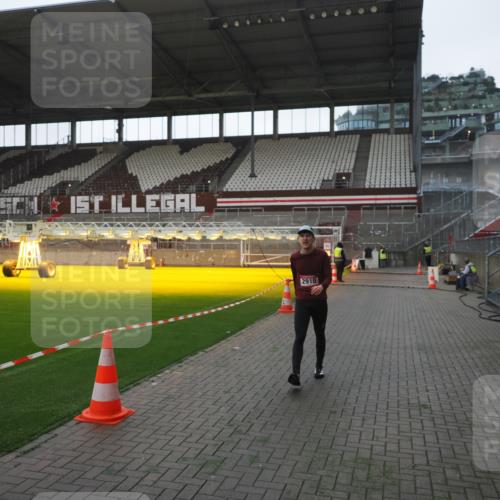 07.12.2025 - St. Pauli X-Mass-Run No. 15 Fabian Wolf http://msf.ph/oto/9395474 07.12.2025 10:30:26 Ziel 1696, 2910 meine-sportfotos.de