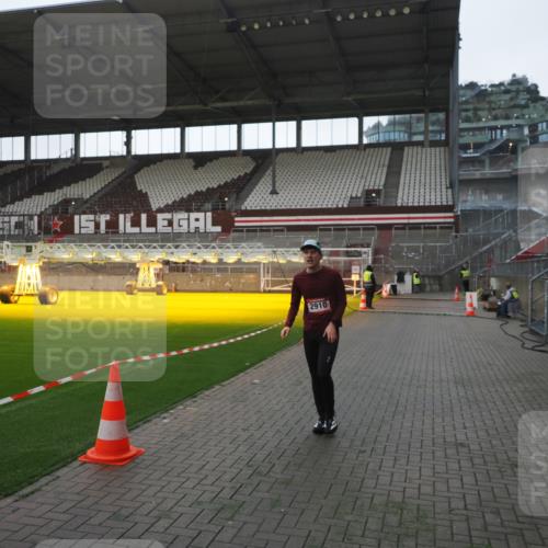 07.12.2025 - St. Pauli X-Mass-Run No. 15 Fabian Wolf http://msf.ph/oto/9395476 07.12.2025 10:30:27 Ziel 2910 meine-sportfotos.de