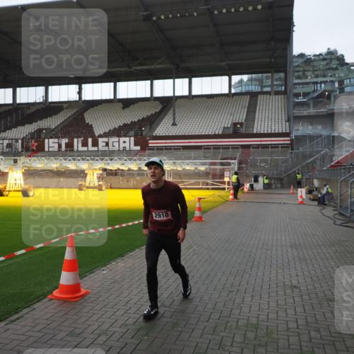 07.12.2025 - St. Pauli X-Mass-Run No. 15 Fabian Wolf http://msf.ph/oto/9395480 07.12.2025 10:30:27 Ziel 2910 meine-sportfotos.de