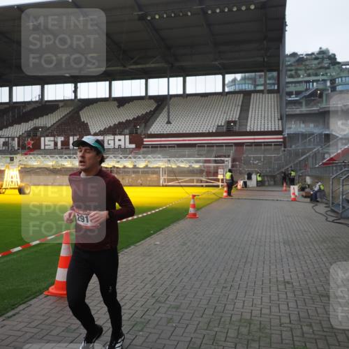 07.12.2025 - St. Pauli X-Mass-Run No. 15 Fabian Wolf http://msf.ph/oto/9395483 07.12.2025 10:30:28 Ziel 2910 meine-sportfotos.de