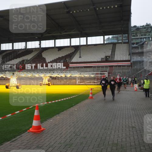 07.12.2025 - St. Pauli X-Mass-Run No. 15 Fabian Wolf http://msf.ph/oto/9395498 07.12.2025 10:30:40 Ziel 608, 1698, 1700, 2537, 2910, 3936, 3940, 4845, 4847 meine-sportfotos.de