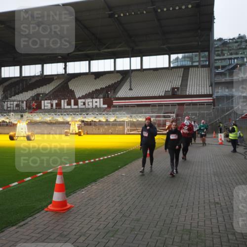 07.12.2025 - St. Pauli X-Mass-Run No. 15 Fabian Wolf http://msf.ph/oto/9395505 07.12.2025 10:30:42 Ziel 608, 1698, 1700, 2537, 3936, 3940, 4845, 4847 meine-sportfotos.de