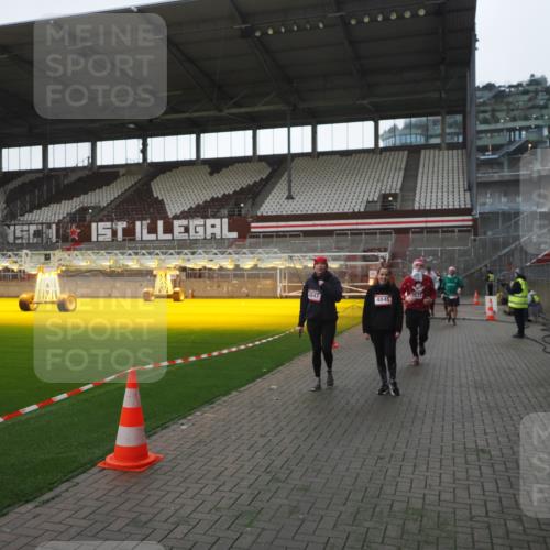 07.12.2025 - St. Pauli X-Mass-Run No. 15 Fabian Wolf http://msf.ph/oto/9395506 07.12.2025 10:30:42 Ziel 608, 1698, 1700, 2537, 3936, 3940, 4845, 4847 meine-sportfotos.de