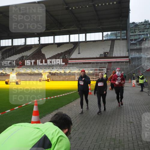 07.12.2025 - St. Pauli X-Mass-Run No. 15 Fabian Wolf http://msf.ph/oto/9395509 07.12.2025 10:30:43 Ziel 594, 601, 608, 1698, 1700, 2537, 3936, 3940, 4845, 4847 meine-sportfotos.de