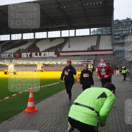 07.12.2025 - St. Pauli X-Mass-Run No. 15 Fabian Wolf http://msf.ph/oto/9395510 07.12.2025 10:30:44 Ziel 594, 601, 608, 1698, 1700, 2537, 3936, 3940, 3986, 4845, 4847 meine-sportfotos.de