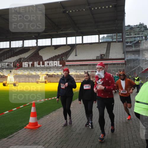 07.12.2025 - St. Pauli X-Mass-Run No. 15 Fabian Wolf http://msf.ph/oto/9395512 07.12.2025 10:30:44 Ziel 594, 601, 608, 1698, 1700, 2537, 3936, 3940, 3986, 4845, 4847 meine-sportfotos.de