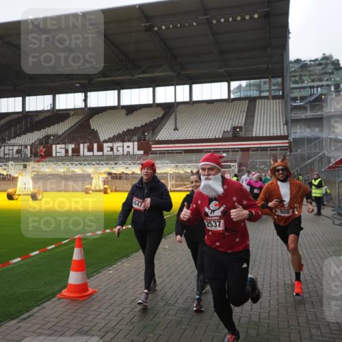07.12.2025 - St. Pauli X-Mass-Run No. 15 Fabian Wolf http://msf.ph/oto/9395513 07.12.2025 10:30:45 Ziel 594, 601, 608, 1698, 1700, 2537, 3936, 3940, 3982, 3986, 4845, 4847 meine-sportfotos.de