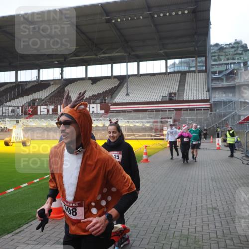 07.12.2025 - St. Pauli X-Mass-Run No. 15 Fabian Wolf http://msf.ph/oto/9395516 07.12.2025 10:30:45 Ziel 594, 601, 608, 1698, 1700, 2537, 3936, 3940, 3982, 3986, 4845, 4847 meine-sportfotos.de