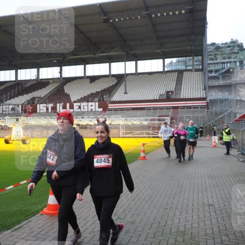 07.12.2025 - St. Pauli X-Mass-Run No. 15 Fabian Wolf http://msf.ph/oto/9395517 07.12.2025 10:30:46 Ziel 594, 601, 608, 1698, 1700, 2537, 3936, 3940, 3982, 3986, 4845, 4847 meine-sportfotos.de