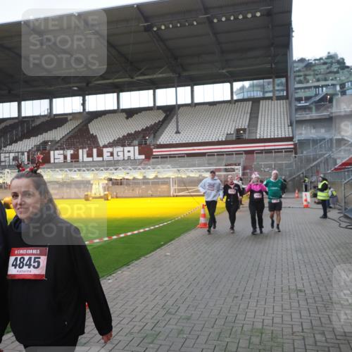 07.12.2025 - St. Pauli X-Mass-Run No. 15 Fabian Wolf http://msf.ph/oto/9395518 07.12.2025 10:30:47 Ziel 594, 601, 608, 1698, 1700, 2537, 3936, 3940, 3982, 3986, 4845, 4847 meine-sportfotos.de