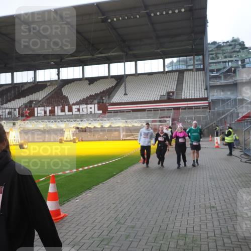 07.12.2025 - St. Pauli X-Mass-Run No. 15 Fabian Wolf http://msf.ph/oto/9395519 07.12.2025 10:30:47 Ziel 594, 601, 608, 1698, 1700, 2537, 3936, 3940, 3982, 3986, 4845, 4847 meine-sportfotos.de