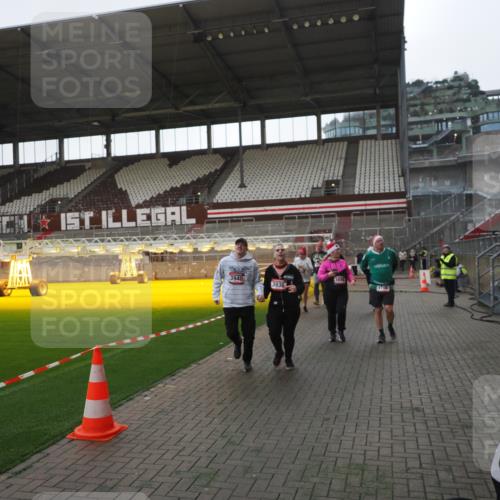 07.12.2025 - St. Pauli X-Mass-Run No. 15 Fabian Wolf http://msf.ph/oto/9395524 07.12.2025 10:30:48 Ziel 594, 601, 608, 1698, 1700, 2537, 3936, 3940, 3982, 3986, 4845, 4847 meine-sportfotos.de