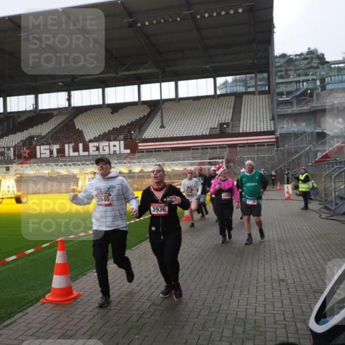 07.12.2025 - St. Pauli X-Mass-Run No. 15 Fabian Wolf http://msf.ph/oto/9395528 07.12.2025 10:30:49 Ziel 594, 601, 608, 1698, 1700, 2537, 3936, 3940, 3982, 3986, 4845, 4847 meine-sportfotos.de