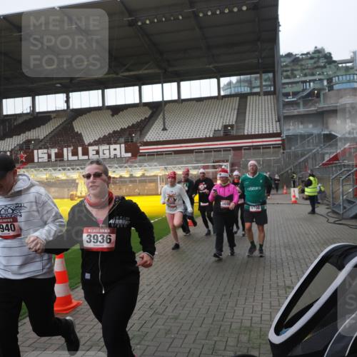 07.12.2025 - St. Pauli X-Mass-Run No. 15 Fabian Wolf http://msf.ph/oto/9395530 07.12.2025 10:30:50 Ziel 594, 601, 608, 1698, 1700, 2537, 3936, 3940, 3982, 3986, 4464, 4845, 4847 meine-sportfotos.de