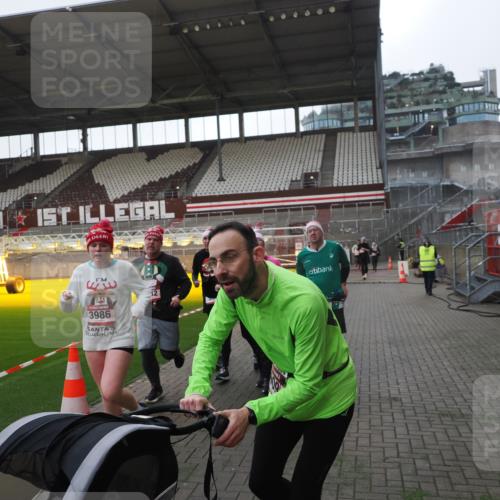 07.12.2025 - St. Pauli X-Mass-Run No. 15 Fabian Wolf http://msf.ph/oto/9395534 07.12.2025 10:30:51 Ziel 594, 601, 608, 1698, 1700, 2537, 3936, 3940, 3982, 3986, 4464, 4845, 4847 meine-sportfotos.de