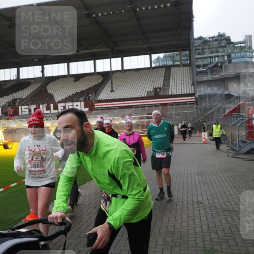 07.12.2025 - St. Pauli X-Mass-Run No. 15 Fabian Wolf http://msf.ph/oto/9395535 07.12.2025 10:30:52 Ziel 594, 601, 608, 1698, 1700, 2537, 3936, 3940, 3982, 3986, 4464, 4845, 4847 meine-sportfotos.de