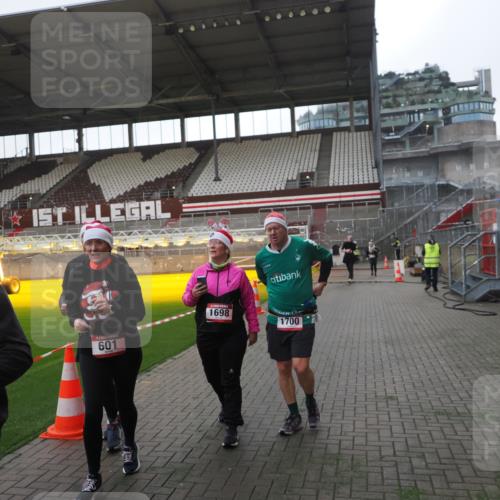 07.12.2025 - St. Pauli X-Mass-Run No. 15 Fabian Wolf http://msf.ph/oto/9395536 07.12.2025 10:30:53 Ziel 594, 601, 608, 1015, 1075, 1698, 1700, 2537, 3936, 3940, 3982, 3986, 4464, 4845, 4847 meine-sportfotos.de