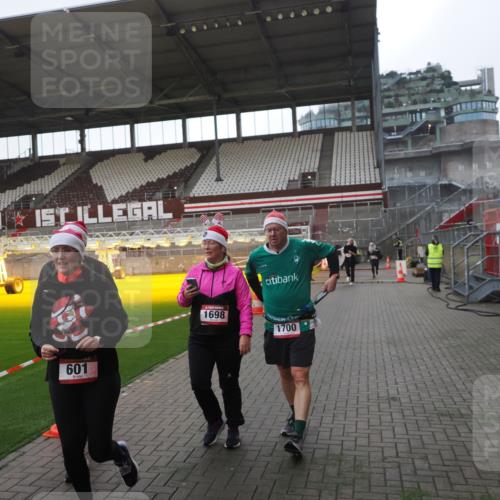 07.12.2025 - St. Pauli X-Mass-Run No. 15 Fabian Wolf http://msf.ph/oto/9395537 07.12.2025 10:30:53 Ziel 594, 601, 608, 1015, 1075, 1698, 1700, 2537, 3936, 3940, 3982, 3986, 4464, 4845, 4847 meine-sportfotos.de