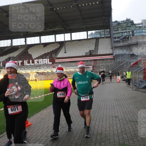 07.12.2025 - St. Pauli X-Mass-Run No. 15 Fabian Wolf http://msf.ph/oto/9395538 07.12.2025 10:30:53 Ziel 594, 601, 608, 1015, 1075, 1698, 1700, 2537, 3936, 3940, 3982, 3986, 4464, 4845, 4847 meine-sportfotos.de