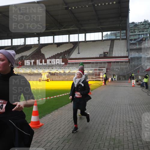 07.12.2025 - St. Pauli X-Mass-Run No. 15 Fabian Wolf http://msf.ph/oto/9395557 07.12.2025 10:31:01 Ziel 594, 601, 1015, 1075, 3982, 3986, 4464 meine-sportfotos.de