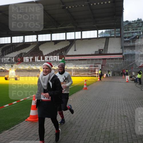 07.12.2025 - St. Pauli X-Mass-Run No. 15 Fabian Wolf http://msf.ph/oto/9395560 07.12.2025 10:31:01 Ziel 594, 601, 1015, 1075, 3982, 3986, 4464 meine-sportfotos.de