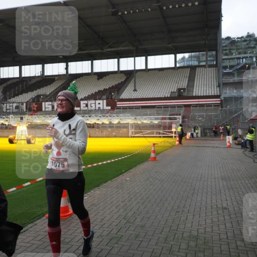 07.12.2025 - St. Pauli X-Mass-Run No. 15 Fabian Wolf http://msf.ph/oto/9395563 07.12.2025 10:31:02 Ziel 594, 601, 1015, 1075, 3982, 3986, 4464 meine-sportfotos.de